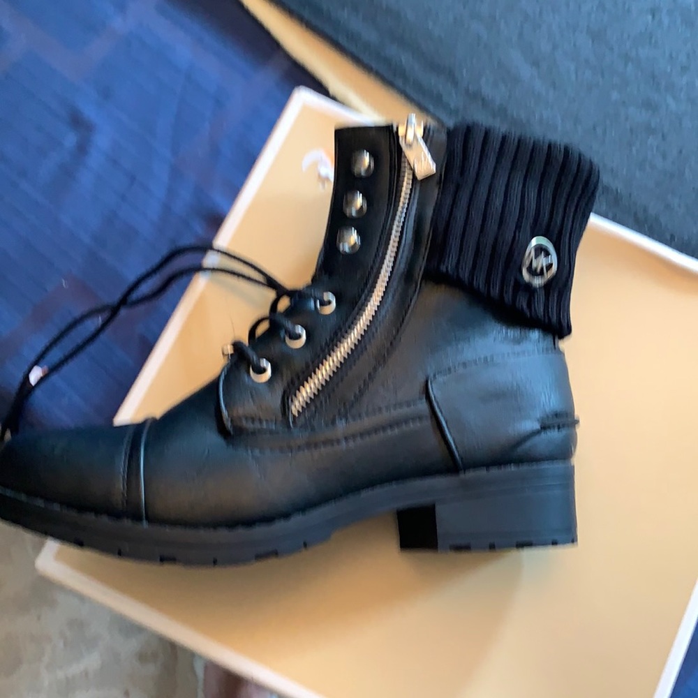 Black boots ankle height with zippers and laces